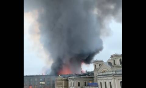 Πανικός από πυρκαγιά σε εμπορικό κέντρο στην Αγία Πετρούπολη: Εκκενώθηκε το κτήριο (vids)