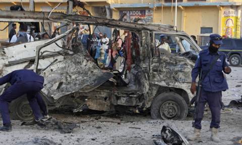 Τριπλή βομβιστική επίθεση στη Σομαλία: Στους 53 οι νεκροί - Ξεπέρασαν τους 100 οι τραυματίες (vid)