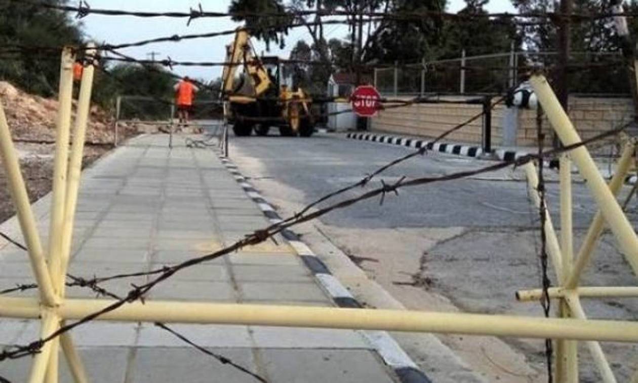 Τούρκοι ύψωσαν φράκτη μπροστά από σπίτια Δερυνειωτών - Αναμένεται να ανοίξουν τα οδοφράγματα (vid)