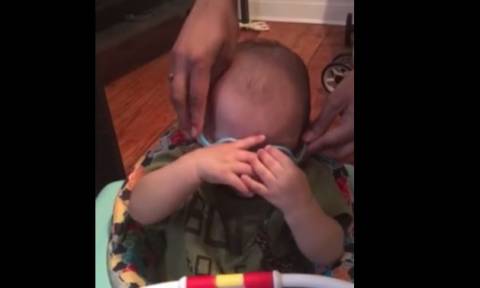Η αντίδραση ενός μωρού όταν φοράει γυαλιά για πρώτη φορά! (vid)