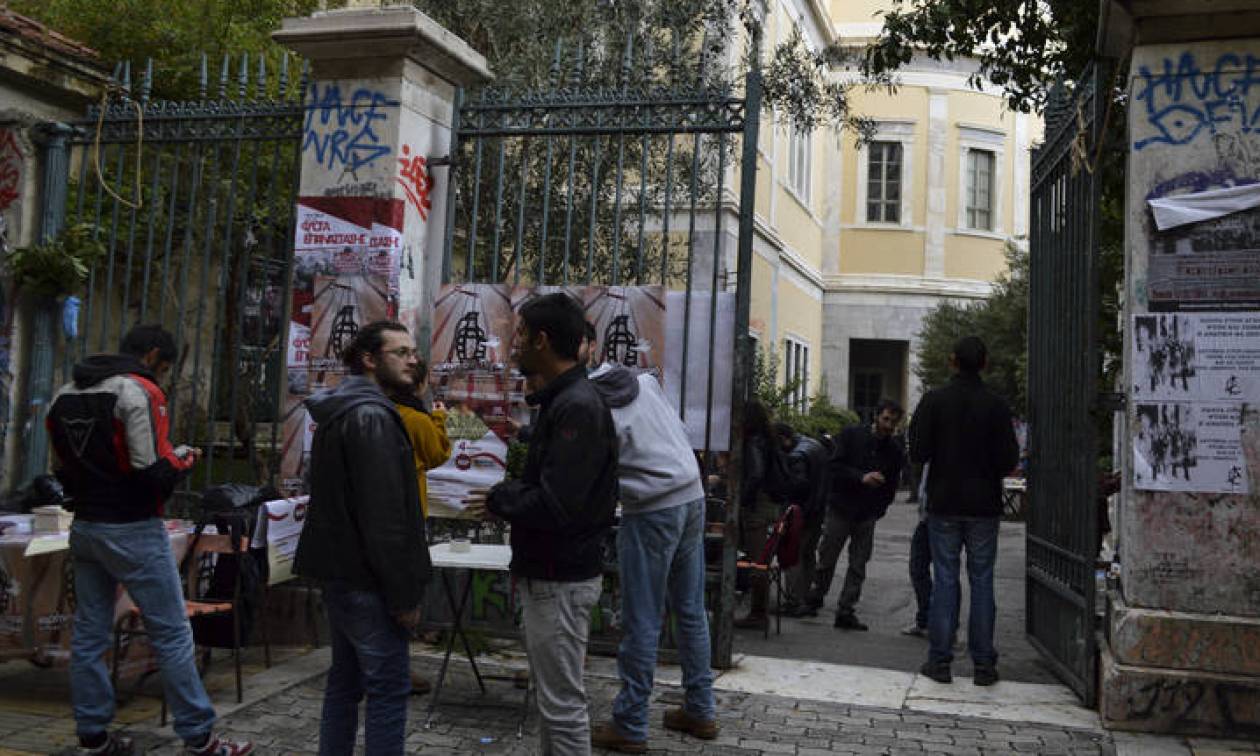 Προσαγωγές στο Πολυτεχνείο - Ηθελαν να ανεβάσουν ναζιστικό πανό