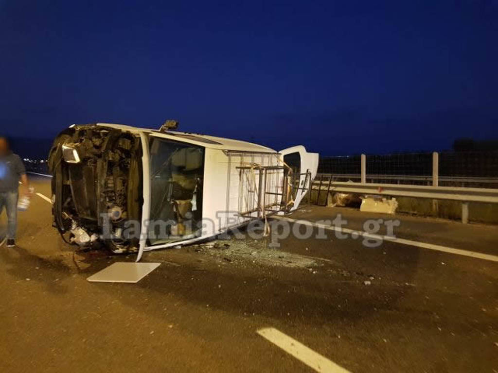 Σοβαρό τροχαίο στη Ε. Ο. Λαμίας - Θεσσαλονίκης: Τούμπαρε βανάκι - Είχε άγιο ο οδηγός (pics)