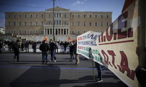 Ολοκληρώθηκε η πορεία της ΑΔΕΔΥ στο κέντρο της Αθήνας