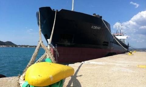 Λευκάδα: Προσάραξη πλοίου σε βραχώδη περιοχή - Το πλήρωμα εγκατέλειψε το σκάφος