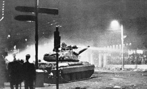 Σαν σήμερα 17 Νοέμβρη το 1973 η Χούντα καταστέλλει την εξέγερση του Πολυτεχνείου (Vid)