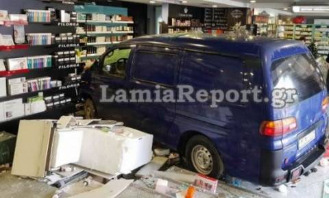 Φορτηγάκι σκόρπισε τον πανικό στη Λαμία: «Εισέβαλε» σε φαρμακείο και τραυμάτισε γυναίκα (pics&vid)