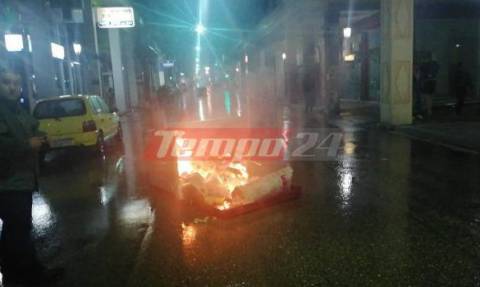 Πολυτεχνείο: Χάος, πετροπόλεμος και μολότοφ στους δρόμους της Πάτρας (vids+pics)