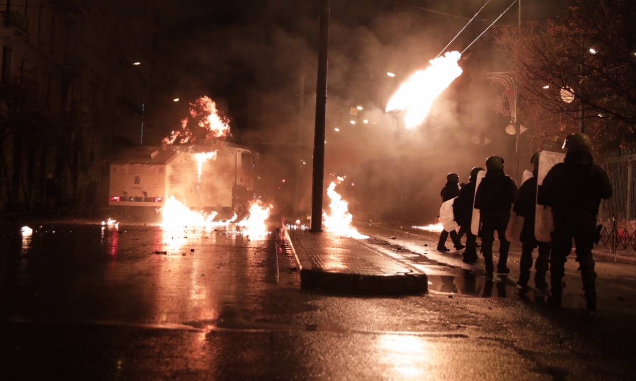 Επεισόδια Πολυτεχνείο: Συγκλονιστικές φωτογραφίες και βίντεο από τη μάχη της Πατησίων