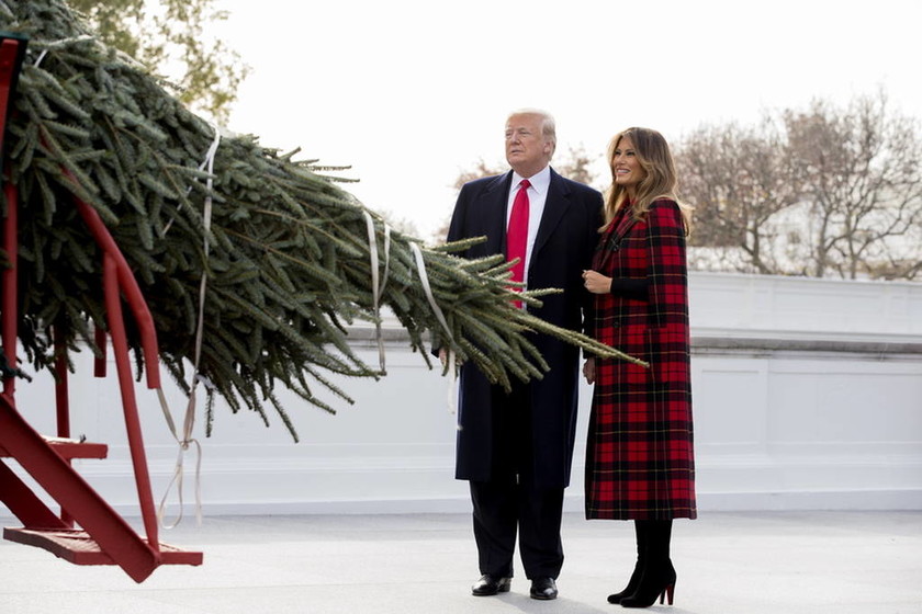 Τα Χριστούγεννα «έφτασαν» στο Λευκό Οίκο: Τραμπ και Μελάνια υποδέχθηκαν το δέντρο (pics)
