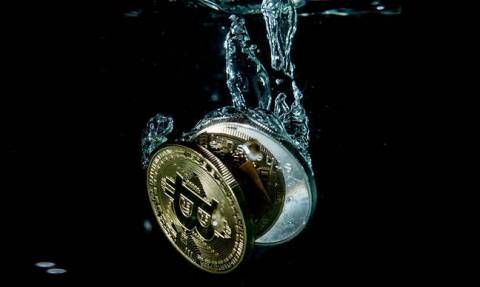 Σε ελεύθερη πτώση το Bitcoin: «Κλαίνε» τα λεφτά τους όσοι είχαν επενδύσει στο κρυπτονόμισμα