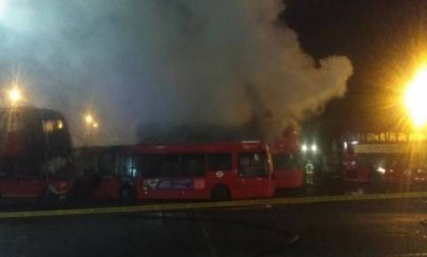 Πανικός στο Λονδίνο από φωτιά και εκρήξεις σε αμαξοστάσιο λεωφορείων (vid)