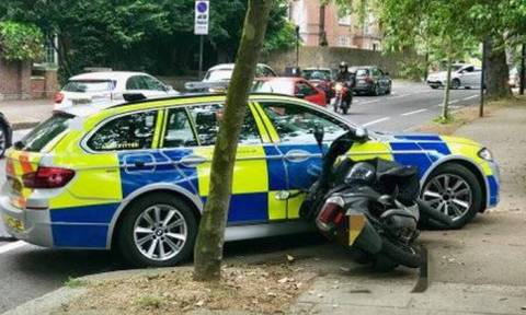 Στη Βρετανία οι αστυνομικοί μπορούν να πατούν με τα περιπολικά τους μηχανόβιους εγκληματίες...