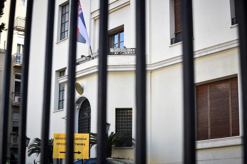 Άνδρας εισέβαλε στην πρεσβεία της Σερβίας κρατώντας μαχαίρι
