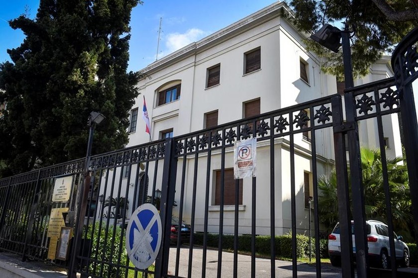 Άνδρας εισέβαλε στην πρεσβεία της Σερβίας κρατώντας μαχαίρι