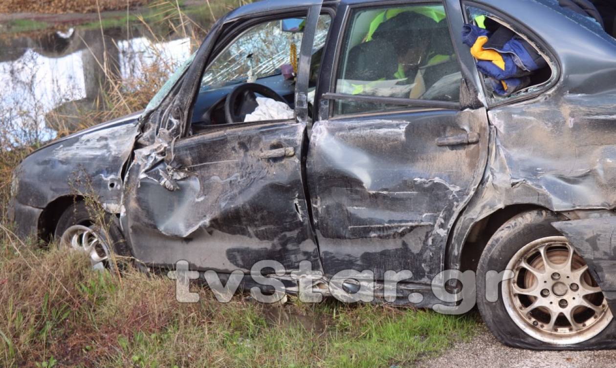 Λαμία: Αυτοκίνητο έπεσε πάνω σε φορτηγό - Στο νοσοκομείο ο ένας οδηγός (pics)