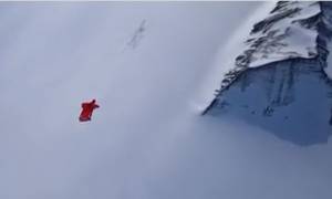 Συγκλονιστικές εικόνες: Αυτή είναι η πρώτη γυναίκα που πετά πάνω από την Ανταρκτική (vid)