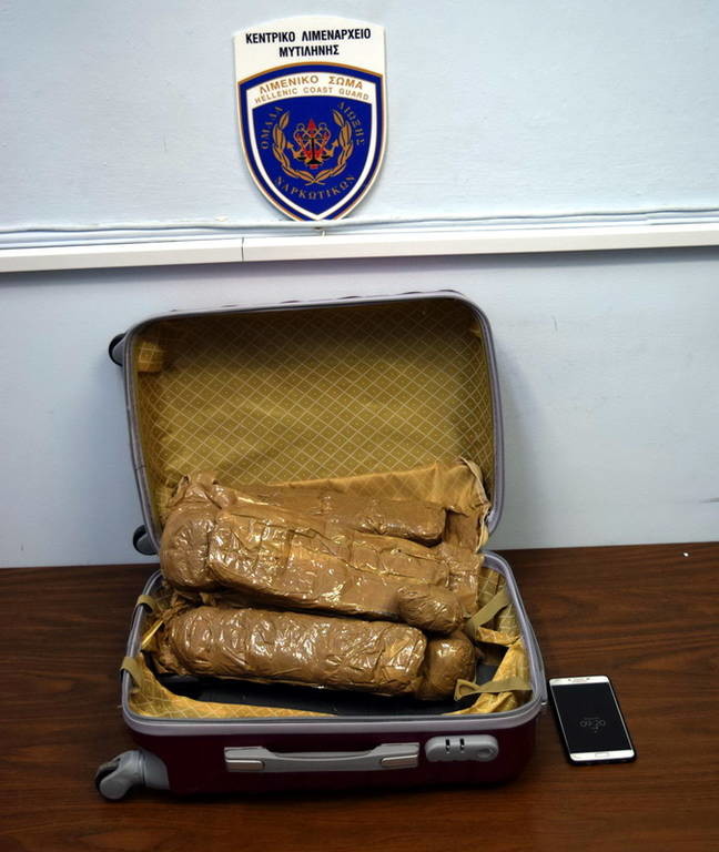 Μυτιλήνη: 21χρονη είχε στη βαλίτσα της σημαντική ποσότητα κάνναβης (pics)