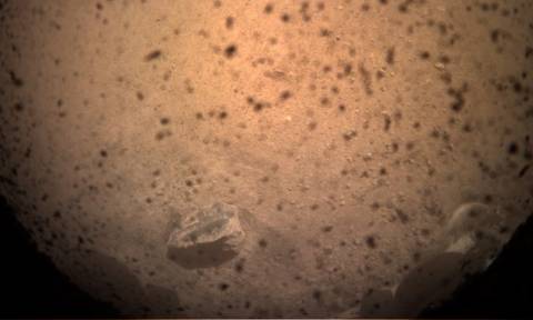 Συνεχίζει την… καλή δουλειά το InSight της NASA – Δείτε τις απίστευτες φωτογραφίες του από τον Άρη