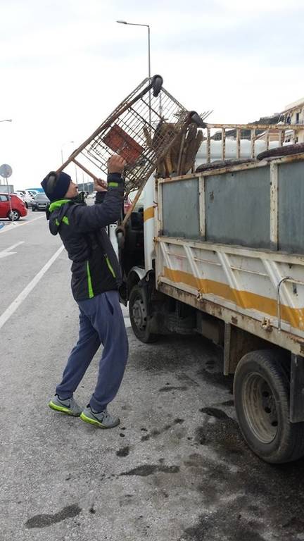 Απίστευτες εικόνες από τον καθαρισμό του βυθού στο λιμάνι του Γυθείου (pics)