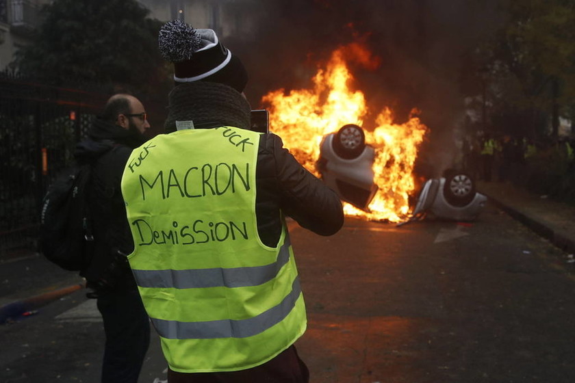Λύγισε απέναντι στα «κίτρινα γιλέκα» ο Μακρόν: Αναστέλλονται τα μέτρα – Δεν πείθονται οι διαδηλωτές