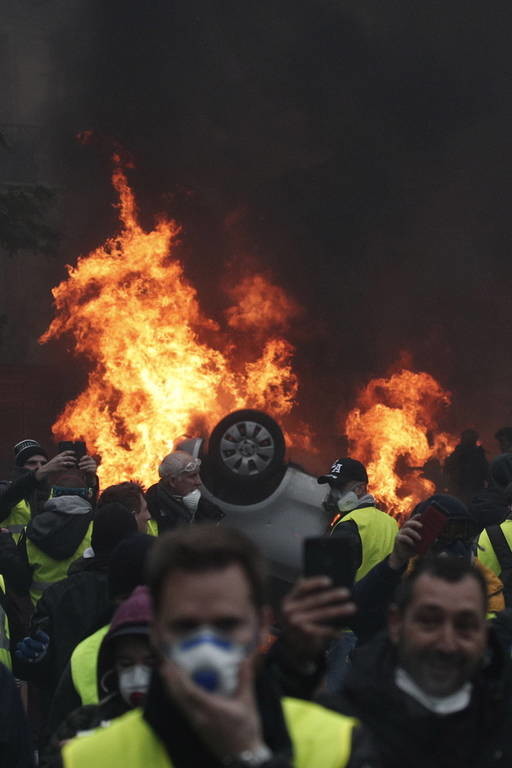 Λύγισε απέναντι στα «κίτρινα γιλέκα» ο Μακρόν: Αναστέλλονται τα μέτρα – Δεν πείθονται οι διαδηλωτές