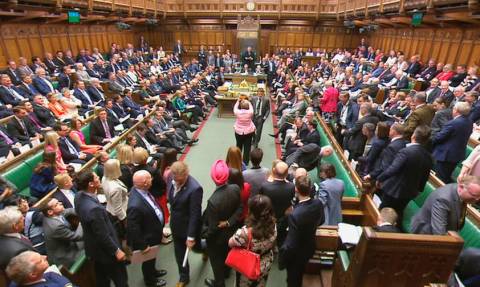 Brexit: Οδυνηρή ήττα για την Τερέζα Μέι στη Βουλή -  Κηρύχθηκε ένοχη για προσβολή του Κοινοβουλίου