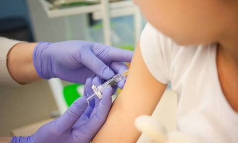 Ποιοι και γιατί εμποδίζουν την ένταξη των εμβολίων στις δαπάνες της πρόληψης