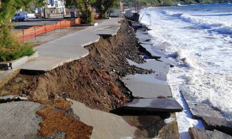 Λακωνία: «Βυθίστηκε» τμήμα παραλίας της Νεάπολης (pics)