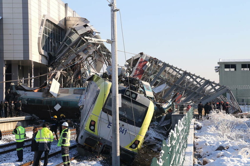 Τραγωδία στην Τουρκία: Πολλοί νεκροί και τραυματίες σε σύγκρουση τρένων (pics&vid)