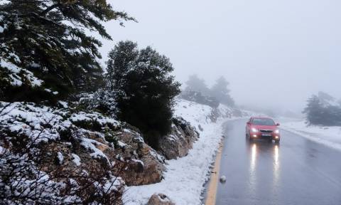 Κακοκαιρία: Στο έλεος του χιονιά η Ελλάδα - Που χρειάζονται αλυσίδες (pics&vid)
