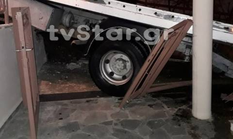 Λαμία: Απίστευτο ατύχημα- Αυτοκίνητο και φορτηγό κατέληξαν σε αυλή σπιτιού (pics)