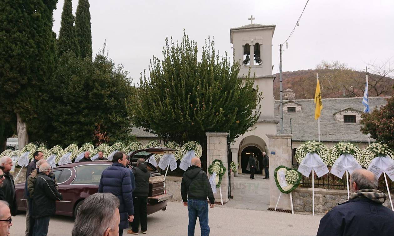 Ήπειρος: Με κλαρίνο και μοιρολόι αποχαιρέτησαν τον Μπάμπη Χαλκιά (pics+vid)