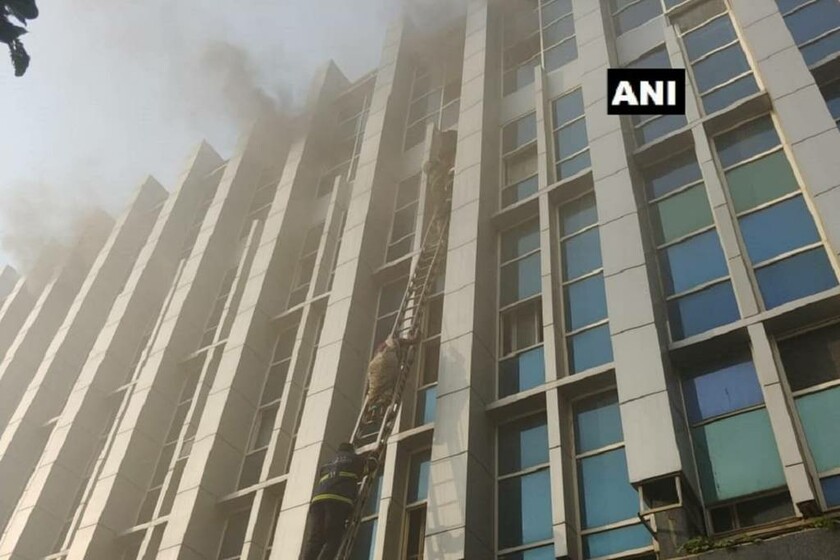 Τραγωδία στην Ινδία: Ξέσπασε μεγάλη πυρκαγιά σε νοσοκομείο - Έβγαζαν ασθενείς από τα παράθυρα (Vids)