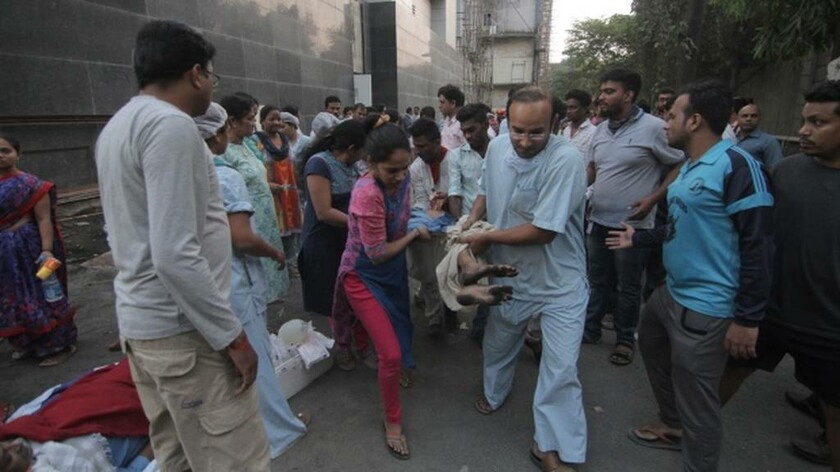 Τραγωδία στην Ινδία: Ξέσπασε μεγάλη πυρκαγιά σε νοσοκομείο - Έβγαζαν ασθενείς από τα παράθυρα (Vids)