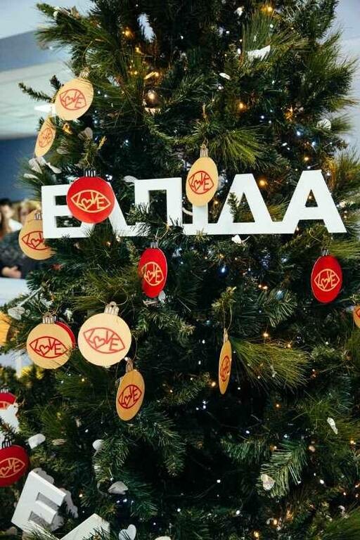ΕΛΠΙΔΑ: Το χριστουγεννιάτικο δέντρο των ευχών άναψε στην Ογκολογική Μονάδα Παίδων (pics) 