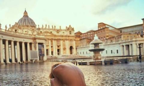 Σάλος με το μοντέλο που φωτογραφήθηκε γυμνό στο Βατικανό κουβαλώντας ένα σταυρό (pics)