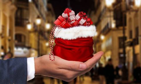 Εορταστικό ωράριο Χριστουγέννων: Ποιες ώρες θα είναι ανοιχτά σήμερα τα καταστήματα