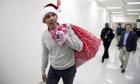 Άγιος Βασίλης ντύθηκε o Μπαράκ Ομπάμα και μοίρασε δώρα σε νοσοκομείο παίδων
