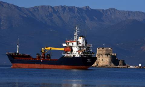 Ναύπλιο: Φωτογραφίες από την προσάραξη του φορτηγού πλοίου «SIBEL D» (pics)