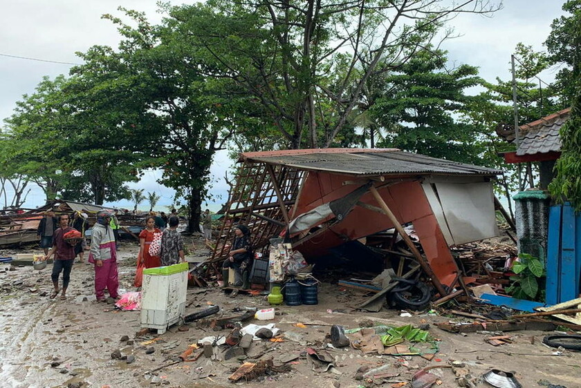 Φονικό τσουνάμι χτύπησε την Ινδονησία
