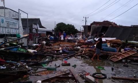 Φονικό τσουνάμι χτύπησε την Ινδονησία (vids)
