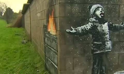 «Καλές γιορτές» από τον Banksy με ένα ακόμα εντυπωσιακό γκράφιτι! (vid)