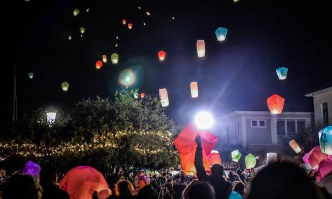 Μαγική η «νύχτα των ευχών» στην Πρέβεζα: Δεκάδες φαναράκια φώτισαν τον ουρανό (pics)