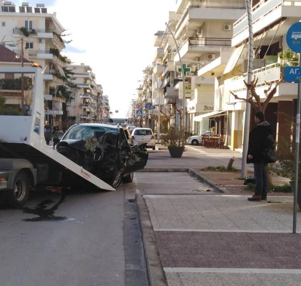 Καλάματα: Αυτοκίνητο έκοψε δέντρο και «καρφώθηκε» σε σπίτι 