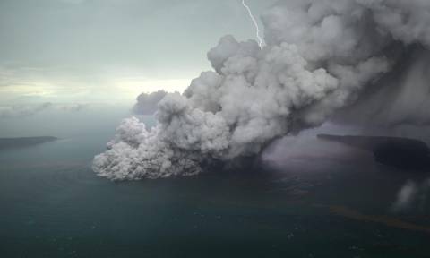 Ινδονησία: Κίνδυνος για τα αεροπλάνα από την ηφαιστειακή τέφρα του Άνακ Κρακατάου