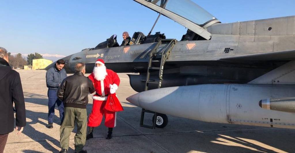 Με F-16 προσγειώθηκε ο Άγιος Βασίλης στη Λάρισα (pics)