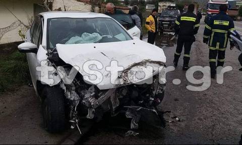 Αναστάτωση στην Εύβοια: Ι.Χ συγκρούστηκε με νταλίκα - Τραυματίστηκε η οδηγός (pics)
