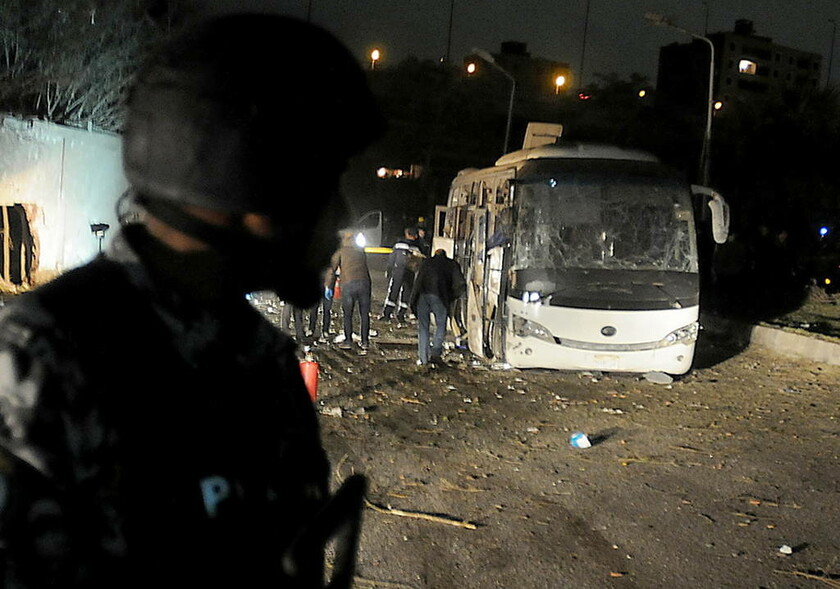 Με αίμα βάφτηκε το Κάιρο: Τρεις οι νεκροί από την έκρηξη σε λεωφορείο (pics)