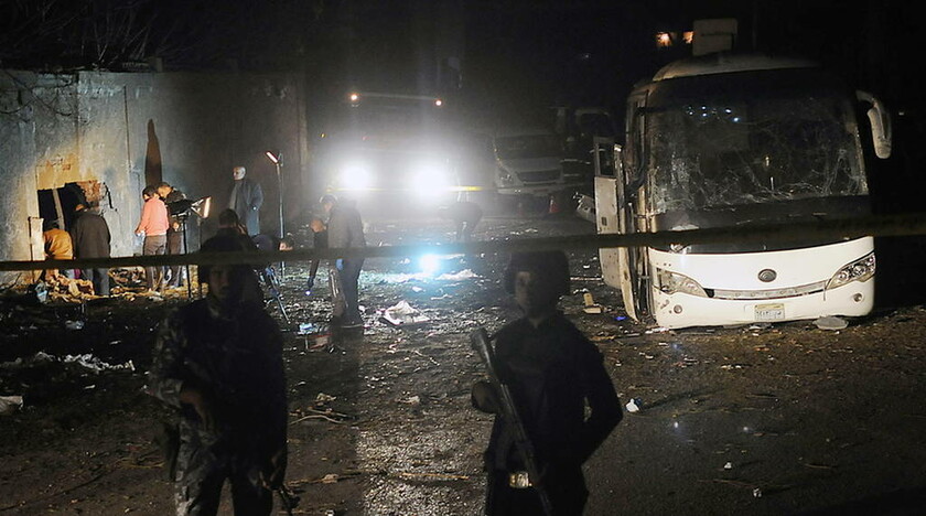 Με αίμα βάφτηκε το Κάιρο: Τρεις οι νεκροί από την έκρηξη σε λεωφορείο (pics)