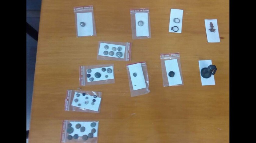 Λάρισα: 55χρονος είχε «συλλογή» από 693 αρχαία νομίσματα (pics)